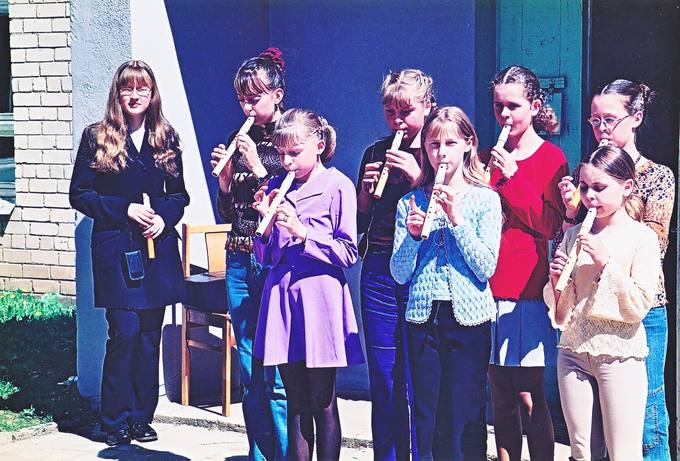 Koncertuoja Pasvalio rajono Saločių Antano Poškos vidurinės mokyklos mokiniai minėjime, skirtame Antano Poškos 100-osioms gimimo metinėms